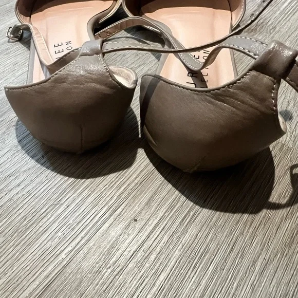 Journee Collection Women's Tan flats - Picture 2 of 2